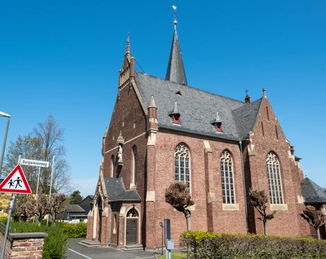 Kath. Kirche St. Ägidius Seitenansicht 2021 Frühling Bornheim
