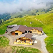 Restaurant Seeberg vu d'en haut Grosszügige Alpgebäude umgeben von grünen AlpwiesenSpacious alpine buildings surrounded by green alpine meadowsDe vastes bâtiments alpins entourés de prairies verdoyantes