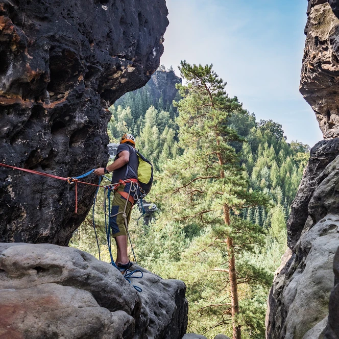 climbing-at-the-sandstone-mountains_francois-thierens_un-sac-sur-le-dos.jpg
