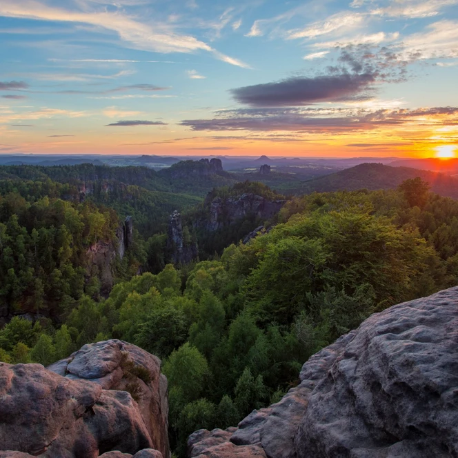 Ein malerischer Sonnenuntergang in der Sächsischen Schweiz