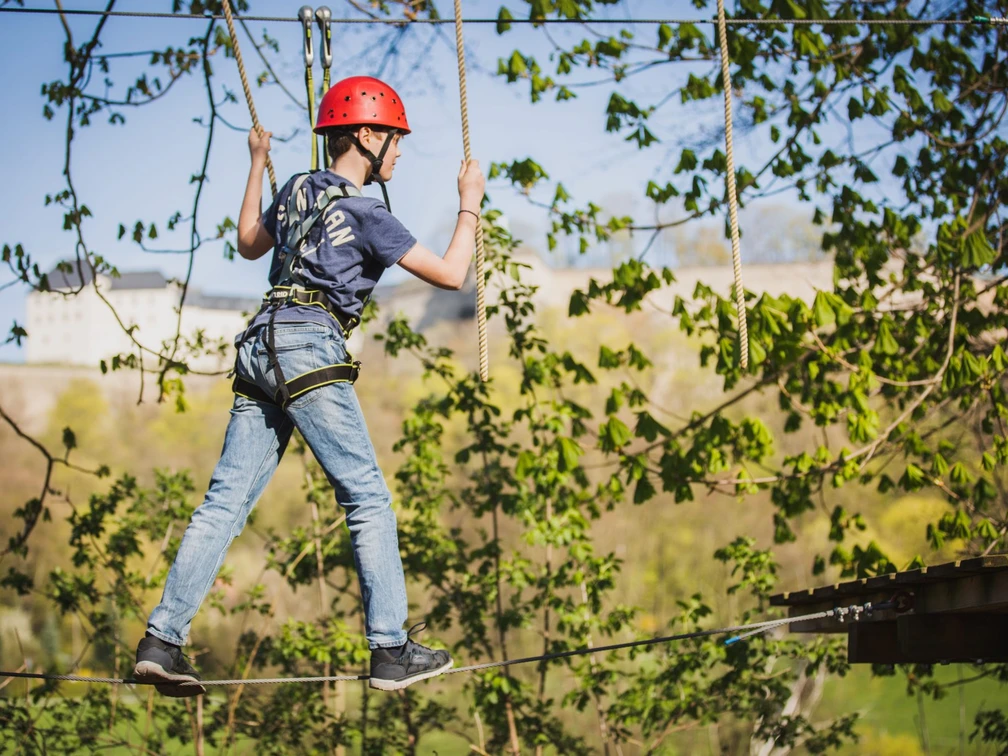 Kletterwald-Koenigstein_JungeParcour1.jpg Mit Geschicklichkeit wird die Seilstrecke überwunden.