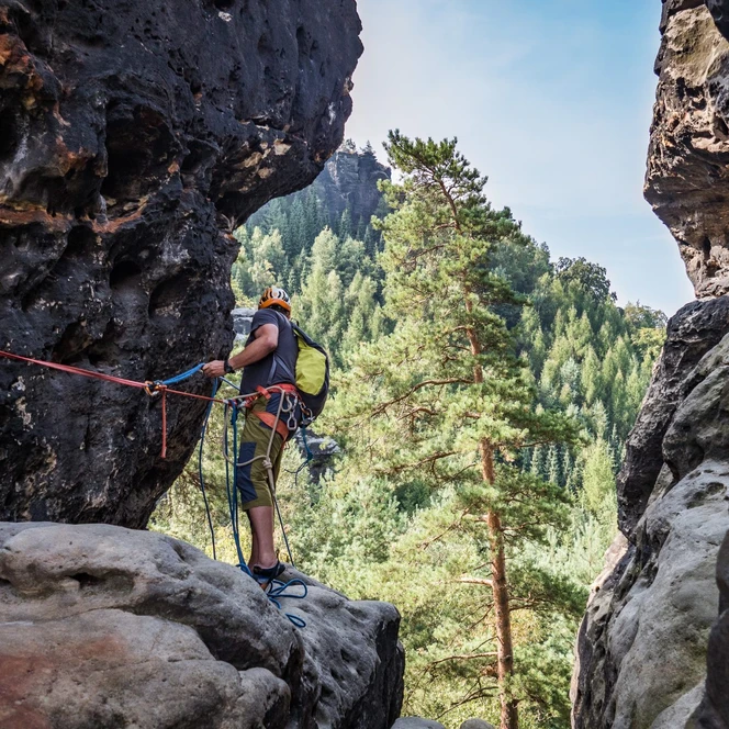 Climbing-at-the-Sandstone-Mountains_François-Thierens_Un-sac-sur-le-dos.jpg