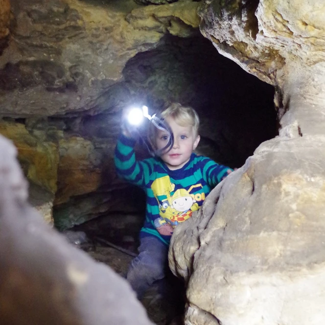 Der kleine Höhlenforscher nutzt seinen Größenvorteil | Foto: Sylvia Miskowiec