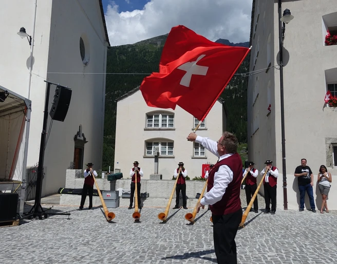 Simplon Dorf Dorfplatz Alphornbläser auf dem Dorfplatz in Simplon DorfAlphorn player on the village square in Simplon DorfJoueurs de cor des Alpes sur la place du village de Simplon Dorf