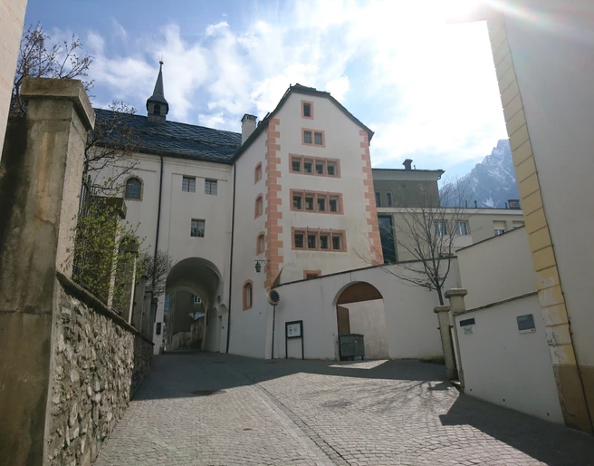 Spätmittelalterlicher Wohnturm in Brig Klosterbogen des Klosters St. UrsulaMonastery arch of St. Ursula's MonasteryArcade du couvent Sainte-Ursule