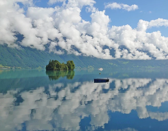 schaetze-iseltwald-schneckeninseli-brienzersee-wolken.jpg