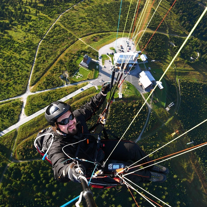 Schweben über dem Fichtelberg | Foto: Heymsports.de
