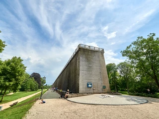 Blick auf das Neue Gradierwerk in Bad Rothenfelde Uneingeschränkte Nutzungsbewilligung* nur unter Namensnennung des Fotografen (Credit). In Printpublikationen Foto Achim Meurer und online Foto Achim Meurer mit Link zur Website http://achimmeurer.com SocialMedia Instagram: @hdrfotograf Facebook: @AchimMeurerPhotography