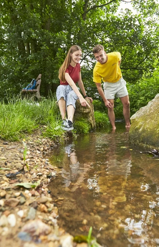 Am Fuße der Iburg sorgt die Tegelwiese für Bewegung und Erfrischung. Am Fuße der Iburg sorgen die Tegelwiese und der Kneipp-Erlebnispark bis zum Charlottensee für Bewegung und Erfrischung. Während der Kräutersaison sind hier, sowie auf dem ehemaligen Gelände der Landesgartenschau am Baumwipfelpfad Dutzende von gesunden Heilkräutern zu bestaunen. Bad Iburg ist Kneipp-Kurort und setzt auf die Lehren des Gesundheitspfarrers Sebastian Kneipp, die „Fünf Säulen“ des gesunden Lebens: Wasser, Ernährung, Bewegung, Balance und Kräuter – heute modern interpretiert.