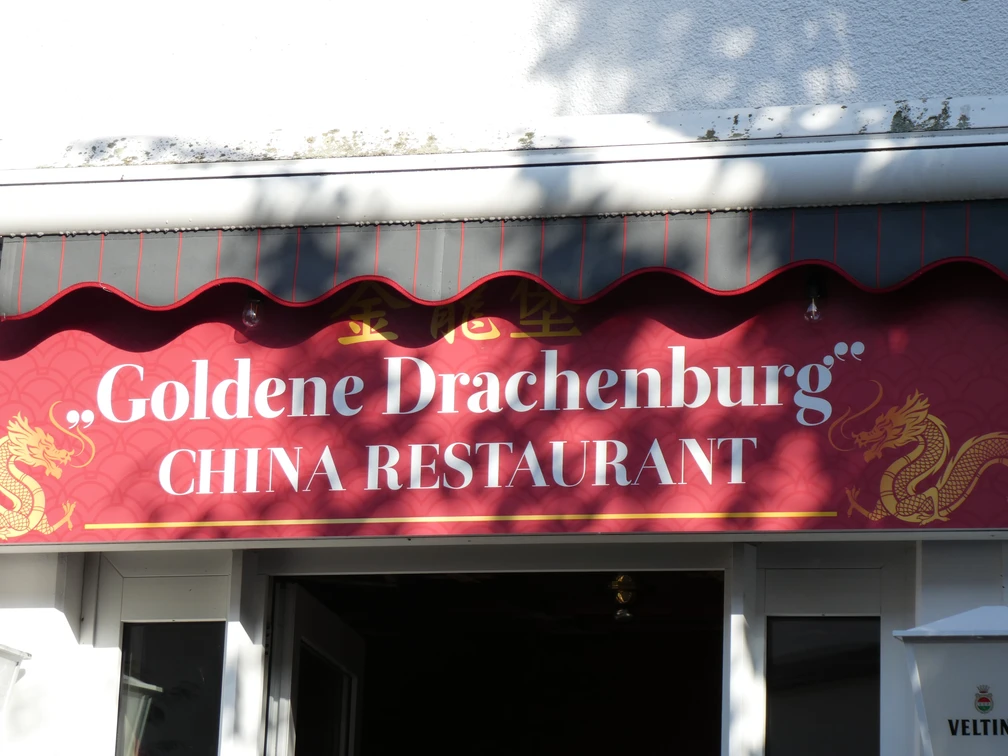 Restaurant Goldene Drachenburg Das Restaurant "Goldene Drachenburg" vereint rote asiatische Ornamente und traditionelle Drachenmotive.