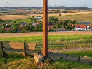 Holtershausen mit Holzkreuz auf der Mönchelieth  holtershausen-mit-holzkreuz-auf-der-moenchelieth