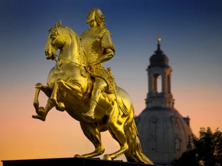 Goldener Reiter, Dresden  DEU/Sachsen/Dresden: (Copyright © Rainer Weisflog +49171/6254657) Der Goldene Reiter auf dem Neustaedter Markt ist vielleicht nicht das kuenstlerisch wertvollste, aber das bekannteste Denkmal Dresdens. Es zeigt August den Starken (Kurfuerst Friedrich August I. von Sachsen und zugleich Koenig August II. von P olen) in der Haltung eines Caesaren im roemischen Schuppenpanzer auf kurbettierendem Ross - in die Hauptstrasse blickend. Die Bombennacht im Februar 1945 ueberstand das Reiterstandbild eingelagert in einem Felsenkeller in Pillnitz. Im Jahr 1956, nach einer Restaurierung mit 200 g Blattgold, kehrte dieses Symbol Dresdens anlaesslich der 750-Jahr-Feier der Stadt wieder auf den Neustaedter Markt zurueck. Im Hintergrund die aus den Truemmern wiedererstandene spaetbarocke Dresdener Frauenkirche. Sie ist der neue Touristische Hoehepunkt in der Saechsischen Metropole, der Monumentale Kuppelbau ueberragt die Stadt. (CREDIT/Copyright (c): Rainer Weisflog /Contakt: E-Mail: Weisflog@d-foto.net ; Tel. +490355/824499; Weitere Fotos auf: www.d-foto.net;)