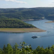 Die Radtour Eifel-Höhen-Route führt am Rursee entlang