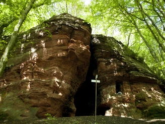Vorbei an der Klausenhöhle am Eifelsteig