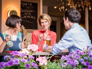 Restaurant Platzhirsch 3 Personen sitzen am gemütlichen Restauranttisch im Platzhirsch.