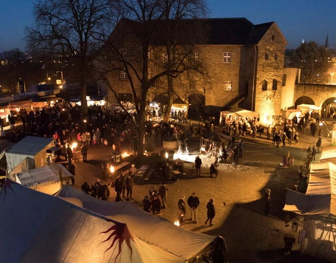 Broicher Schlossweihnacht Abendlicher Schlosshof bei der Broicher Schlossweihnacht.