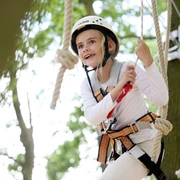 Mädchen im monkeyman Hochseilgarten Wolfsburg