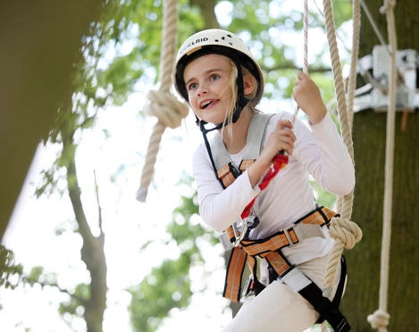 Mädchen im monkeyman Hochseilgarten Wolfsburg