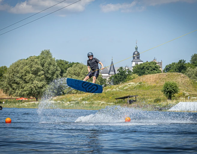 WakePark mit dem Schloss Wolfsburg im Hintergrund