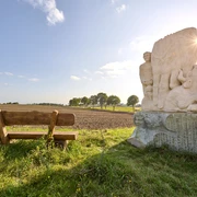 Ruheplatz mit Skulptur Ruheplatz mit Skulptur