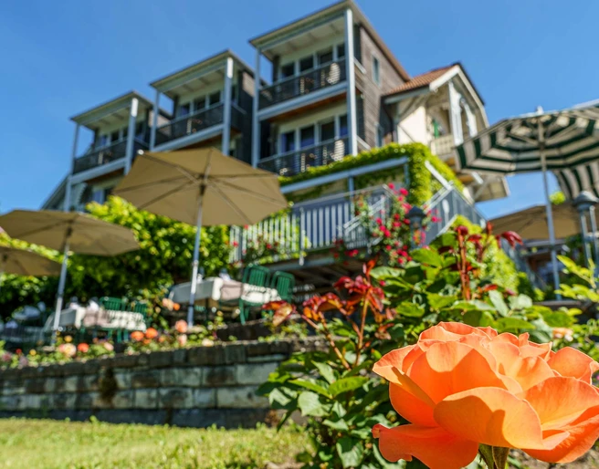 panorama-hotel-schoenbuehl-hilterfingen-garten-blumen-gebaeude.jpg