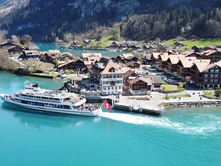 strandhotel-iseltwald-luftbild-schiff-brienzersee.jpg