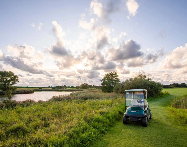 Buesum-Golfplatz-Golfcart.jpg