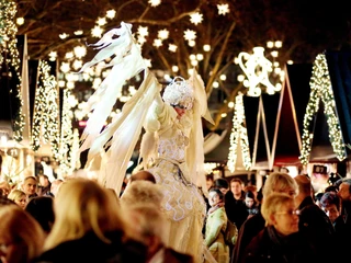 Market of Angels in Cologne Stimmungsvoll beleuchteter Weihnachtsmarkt „Markt der Engel“ auf dem Kölner Neumarkt. Im Zentrum hat eine majestätische Engelsfigur mit prächtigen Flügeln eine erhöhte Position eingenommen, umringt von einem lebhaften Meer aus Menschen und funkelnden Lichtern. Die Szenerie vermittelt eine festliche und magische Atmosphäre, die Besucher verzaubert.Atmospherically illuminated Christmas market "Angels’ Market" on Cologne's Neumarkt. In the center, a majestic angel figure with magnificent wings has taken an elevated position, surrounded by a lively sea of people and twinkling lights. The scenery conveys a festive and magical atmosphere that enchants visitors.