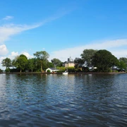 Insel Willemstein im Steinhuder Meer, umgeben von Wasser und Bäumen, mit einem markanten Gebäude.
