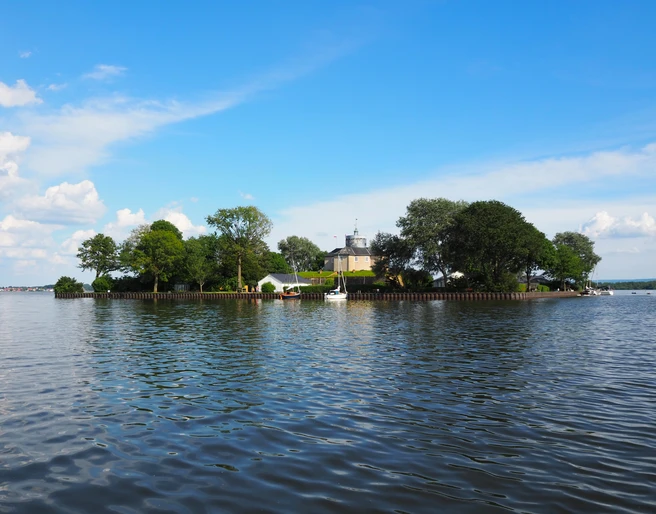 Insel Wilhelmstein Insel Willemstein im Steinhuder Meer, umgeben von Wasser und Bäumen, mit einem markanten Gebäude.