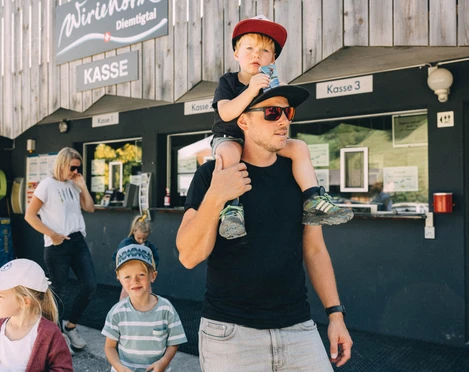 Kassengebäude-Familie-Wiriehornbahnen.jpg Kassengebäude der Wiriehornbahnen mit Familie davor