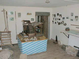 Wetzsteinmacherei mit Wetzsteinmühlenmodell