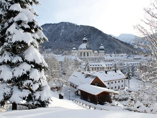 Blick auf Kloster Ettal im Winter