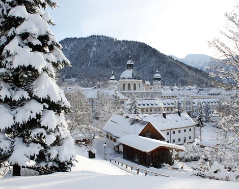 Blick auf Kloster Ettal im Winter