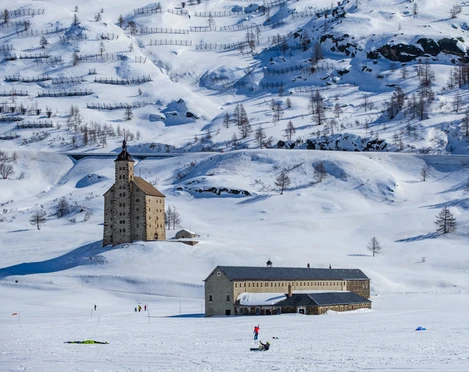 Winterwanderweg vom Simplonpass bis zur Spittelmatte (Alter Spittel) und zurück. Winterwanderweg vom Simplonpass bis zur Spittelmatte (Alter Spittel) und zurück.