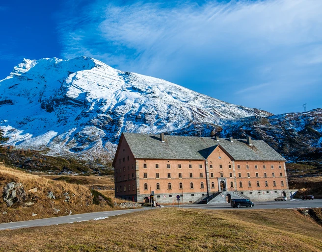 Das Hospiz auf dem Simplonpass Aussenaufnahme des Hospizes auf dem SimplonpassExterior view of the hospice on the Simplon PassVue extérieure de l'hospice du col du Simplon
