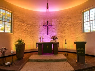 lichterkirche-rattlar-lichtspiel-warm c) tourist-info-willingen-klaus-peter-kappest.jpg