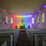 Regenbogen-Lichtspiel in der Lichterkirche Rattlar