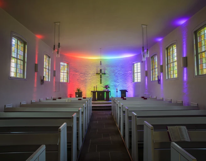 Regenbogen-Lichtspiel in der Lichterkirche Rattlar