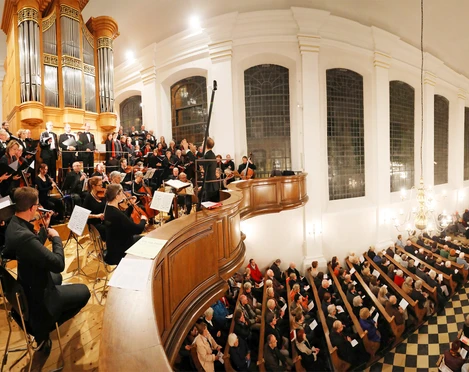 51. Aachener Bachtage.jpg Blick auf einen mit Menschen gefüllten Kircheninnenraum, Empore und Orgel, vor der ein Chor und Musiker*innen stehen.View of a church interior filled with people, gallery and organ, in front of which a choir and musicians are standing.Vue d'un intérieur d'église rempli de gens, d'une tribune et d'un orgue devant lesquels se tiennent un chœur et des musiciens*.Gezicht op een kerkinterieur vol mensen, galerij en orgel, waarvoor een koor en muzikanten staan.