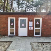 sanitaeranlage-oeffentliches-wc-campingplatz-wernerwald-aussen.jpg