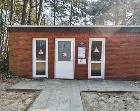 sanitaeranlage-oeffentliches-wc-campingplatz-wernerwald-aussen.jpg