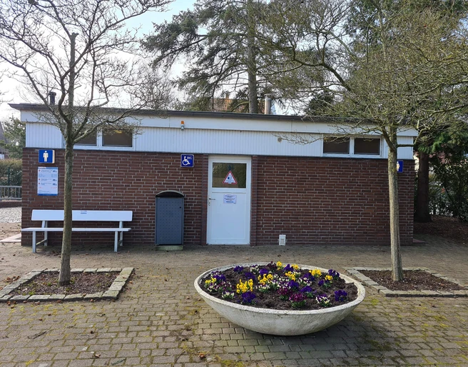 sanitaeranlage-oeffentliches-wc-kurpark-doese-aussen.jpg