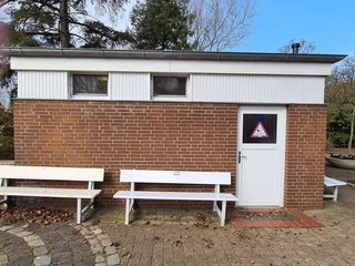 sanitaeranlage-oeffentliches-wc-kurpark-doese-aussen-2.jpg