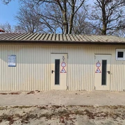 sanitaeranlage-oeffentliches-wc-spielplatz-kurpark-aussen.jpg