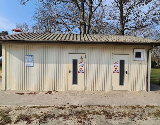 sanitaeranlage-oeffentliches-wc-spielplatz-kurpark-aussen.jpg