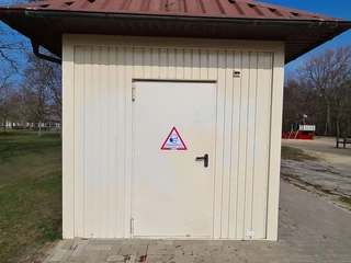 sanitaeranlage-oeffentliches-wc-spielplatz-kurpark-aussen-2.jpg