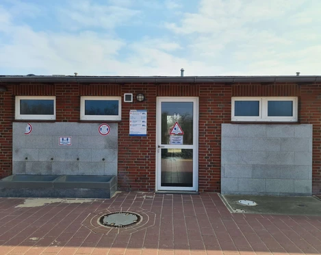 sanitaeranlage-oeffentliches-wc-steinmarne-aussen.jpg