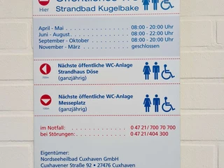 sanitaeranlage-oeffentliches-wc-strandbad-kugelbake-schild.jpg