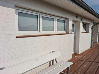 sanitaeranlage-oeffentliches-wc-strandbad-kugelbake-aussen.jpg